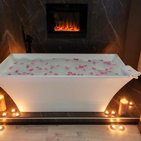 Royal Romantic Apartment With Bathtub Lviv Exterior photo