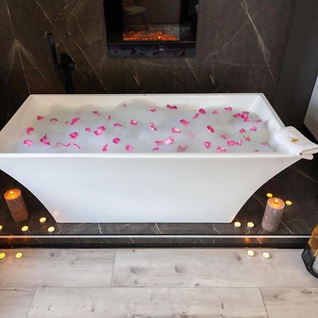 Royal Romantic Apartment With Bathtub Lviv Exterior photo