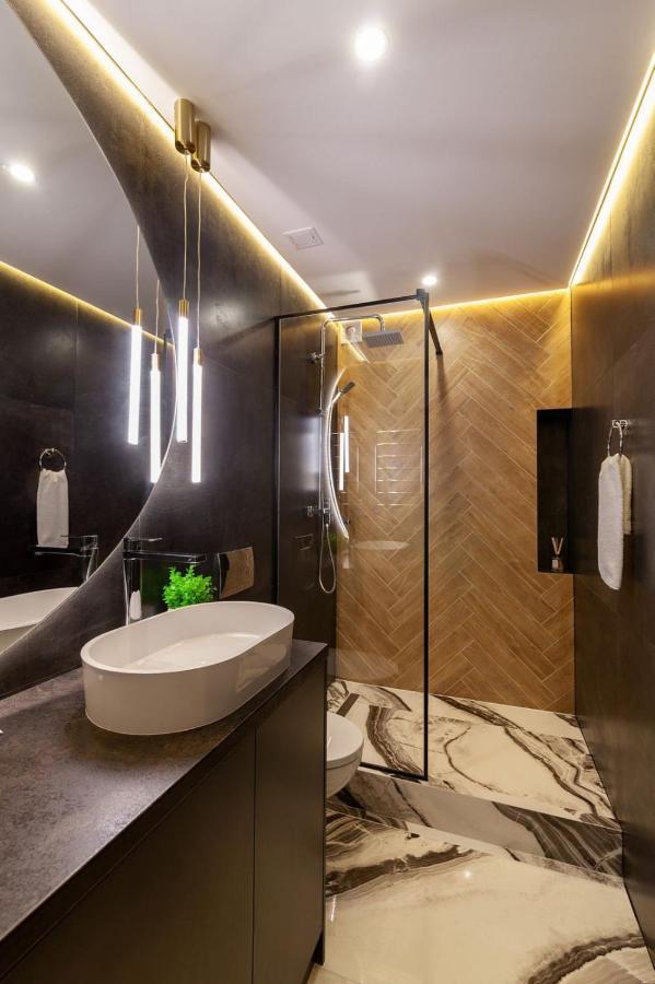 Royal Romantic Apartment With Bathtub Lviv Exterior photo
