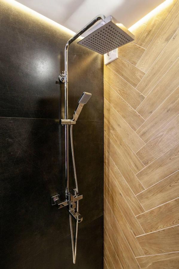 Royal Romantic Apartment With Bathtub Lviv Exterior photo