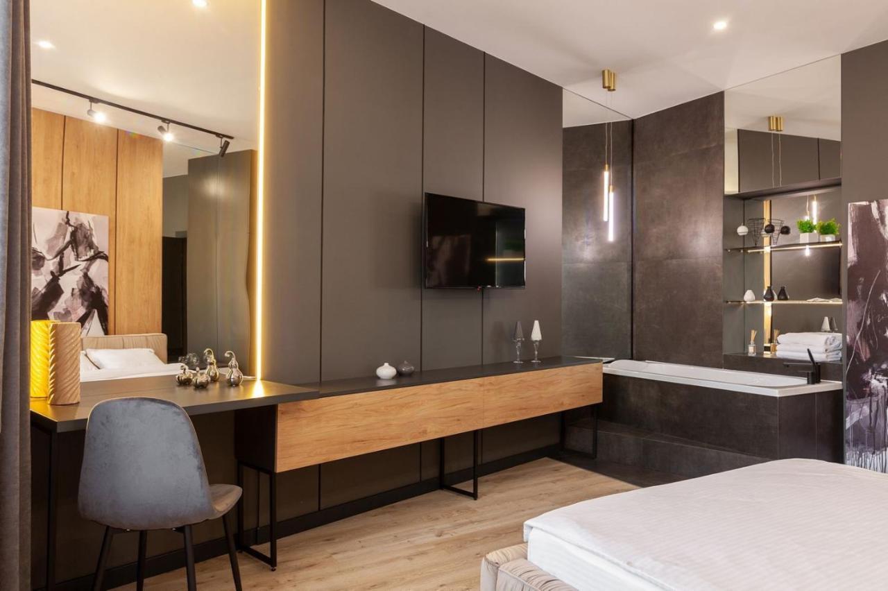 Royal Romantic Apartment With Bathtub Lviv Exterior photo