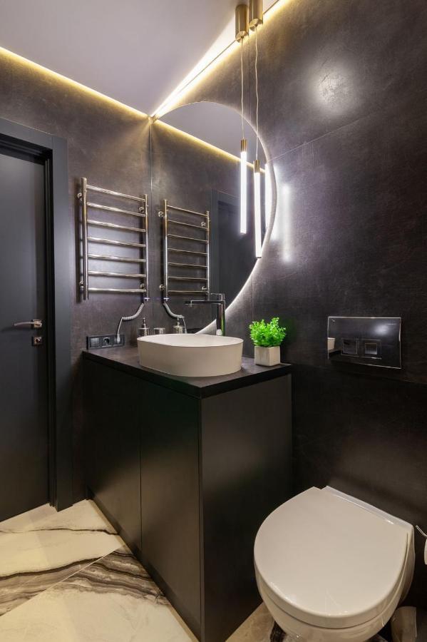 Royal Romantic Apartment With Bathtub Lviv Exterior photo