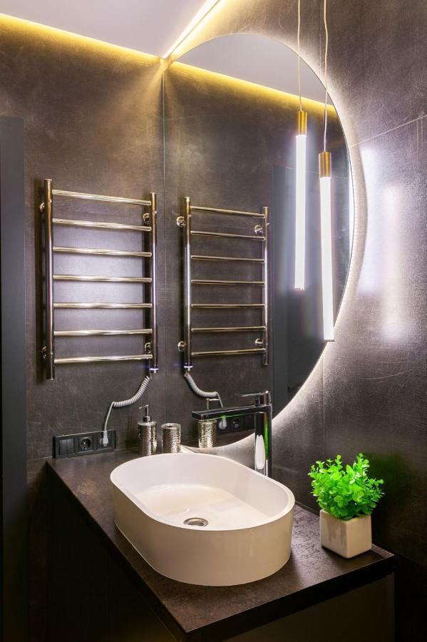 Royal Romantic Apartment With Bathtub Lviv Exterior photo