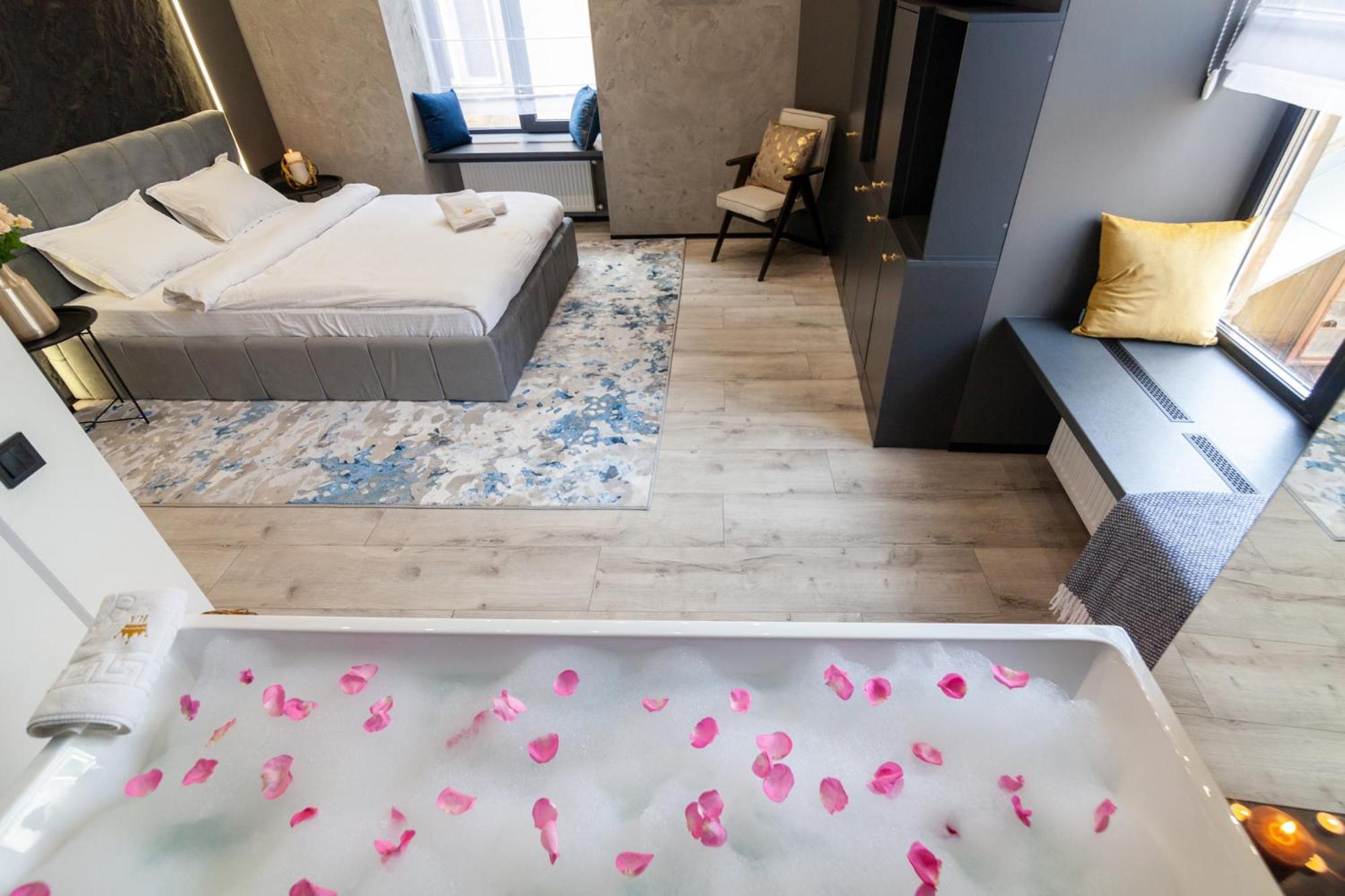 Royal Romantic Apartment With Bathtub Lviv Exterior photo