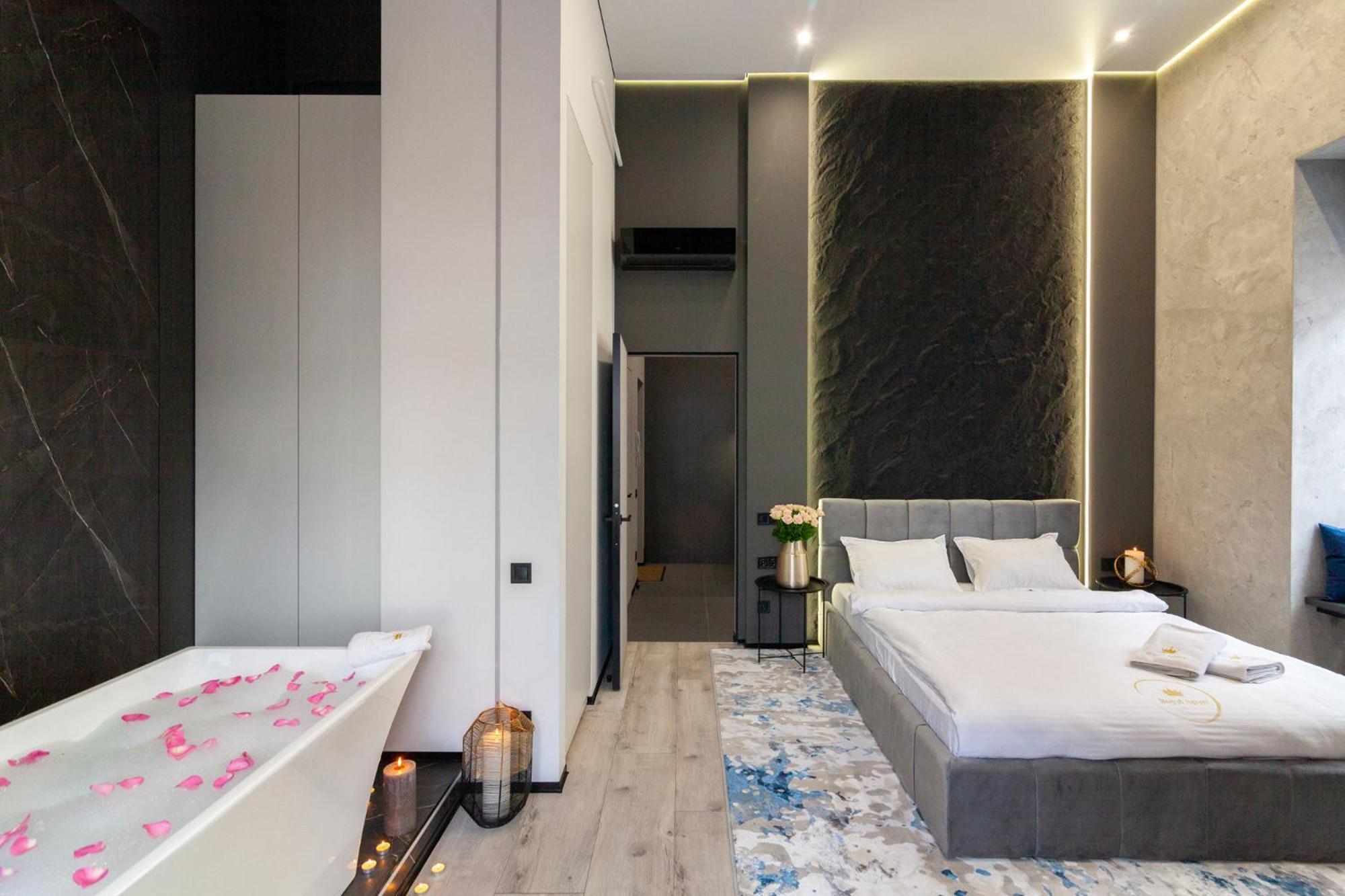 Royal Romantic Apartment With Bathtub Lviv Exterior photo