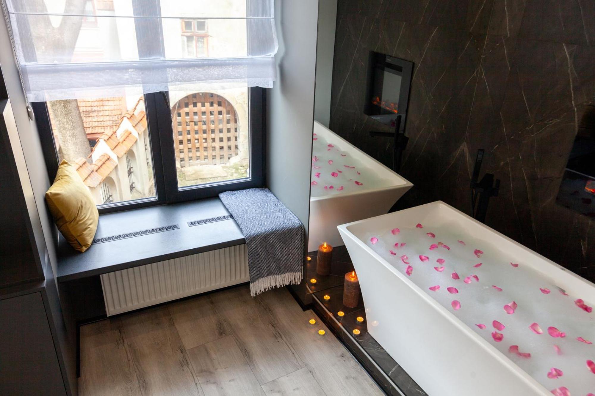 Royal Romantic Apartment With Bathtub Lviv Exterior photo